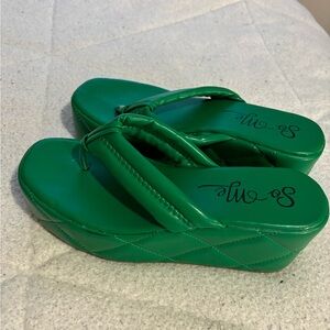 Forever 21 Green Wedge/Platform FlipFlops 💚